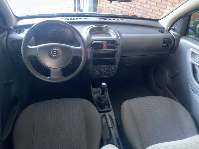 CHEVROLET - CORSA - 2010/2011 - Prata - R$ 30.900,00