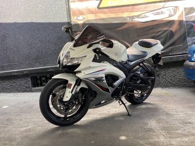 SUZUKI - GSX - 2011/2011 - Branca - R$ 42.900,00