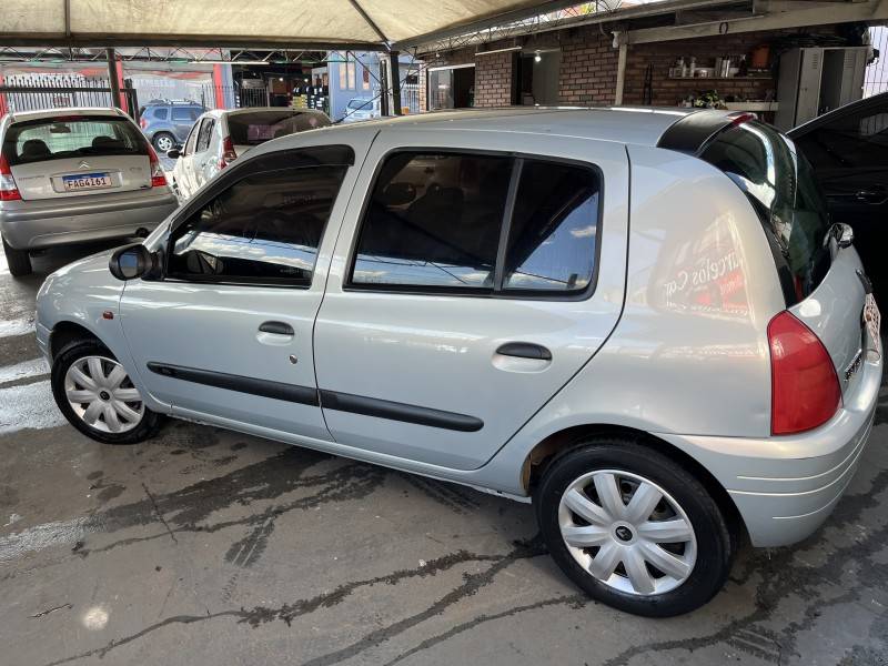 RENAULT - CLIO - 2001/2001 - Prata - R$ 14.900,00
