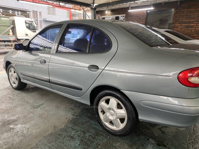 RENAULT - MÉGANE - 2001/2001 - Cinza - R$ 14.000,00