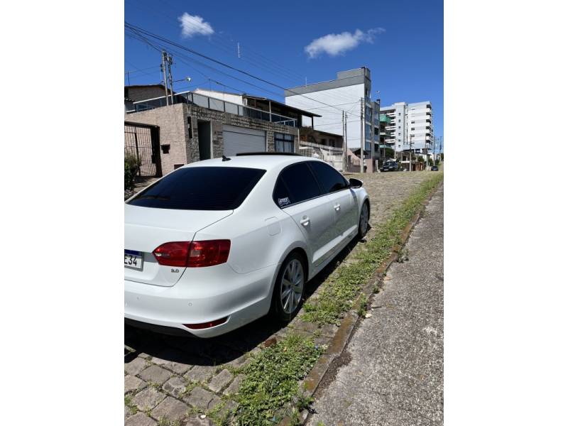 VOLKSWAGEN - JETTA - 2014/2014 - Branca - R$ 72.900,00