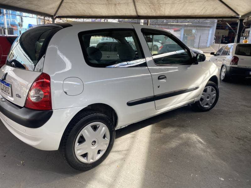 RENAULT - CLIO - 2004/2004 - Branca - R$ 17.900,00