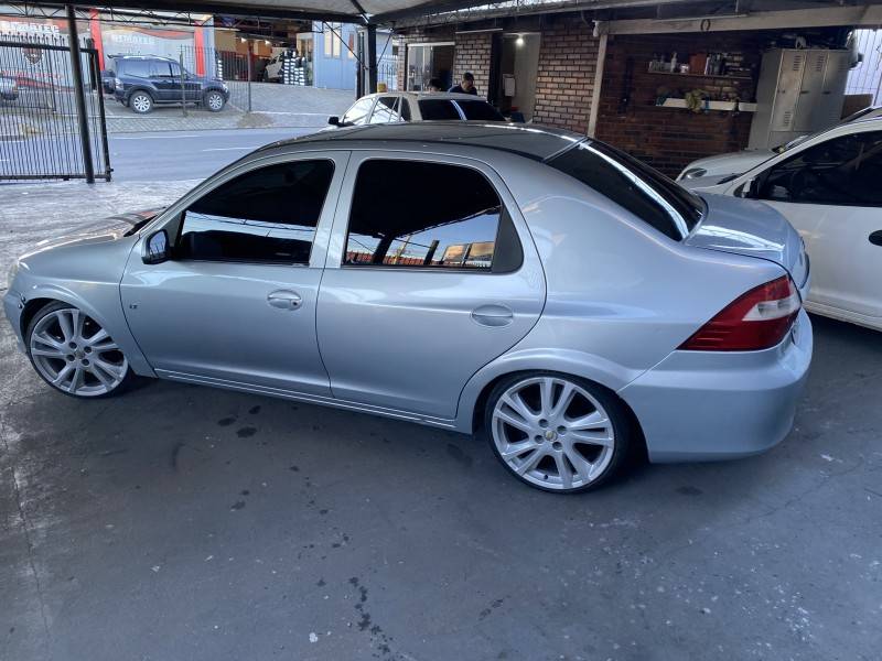CHEVROLET - PRISMA - 2011/2012 - Prata - R$ 31.900,00