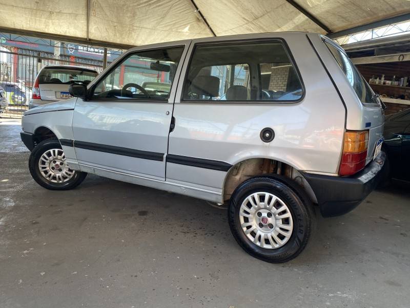FIAT - UNO - 2003/2004 - Prata - R$ 13.900,00