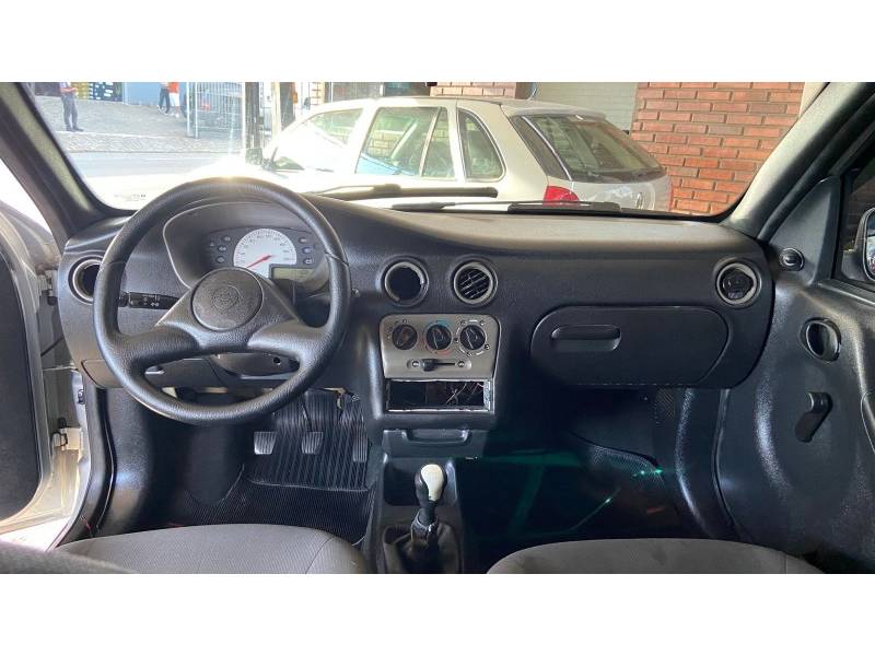 CHEVROLET - CELTA - 2002/2002 - Cinza - R$ 14.900,00