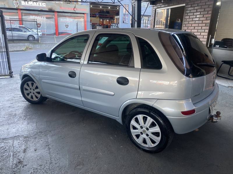 CHEVROLET - CORSA - 2010/2011 - Prata - R$ 30.900,00